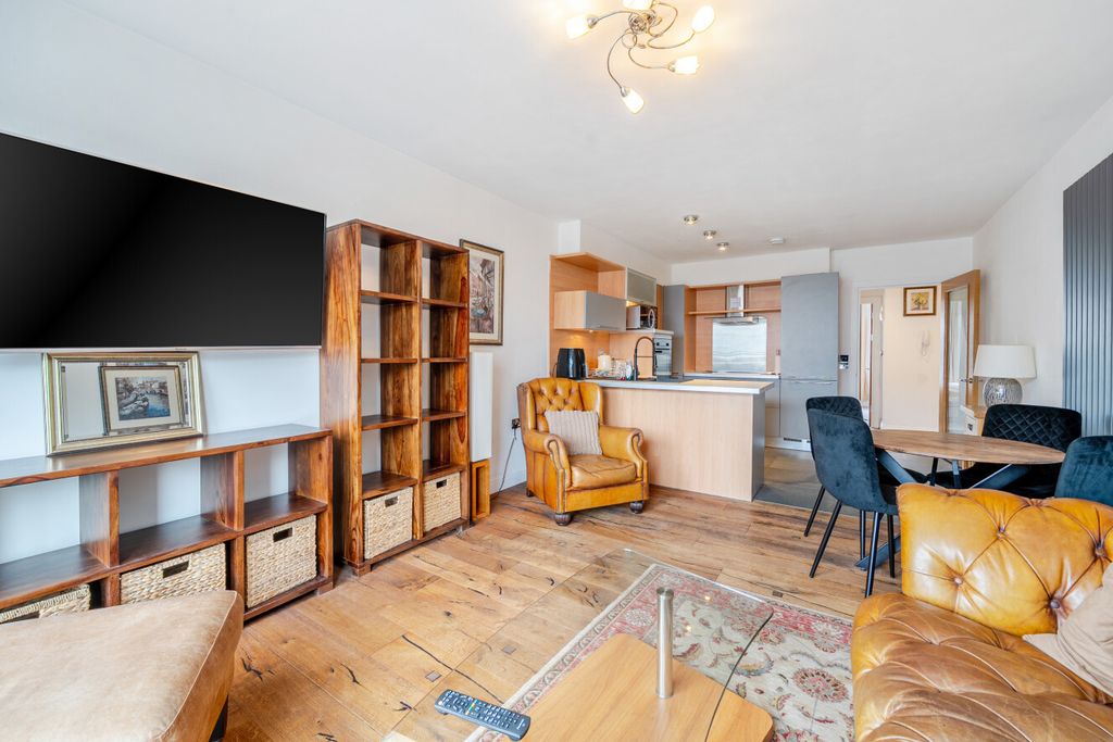 Property photo 1 of 20 1430622-30-69B3E2...