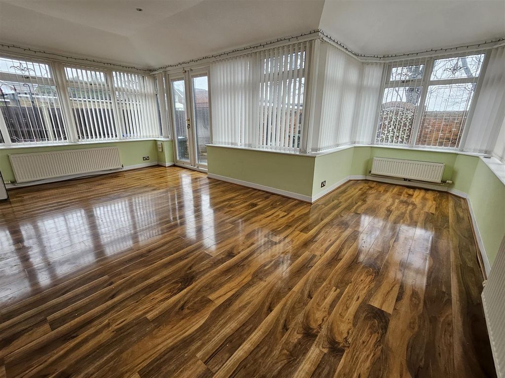 Property photo 3 of 9 Conservatory