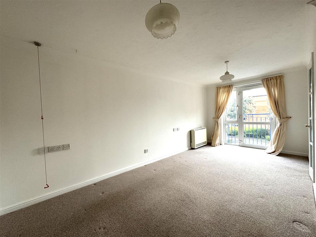 Property photo 3 of 11 Lounge