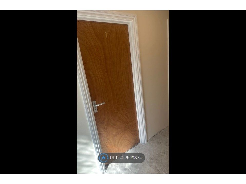 Property photo 2 of 16 Room 1 Door