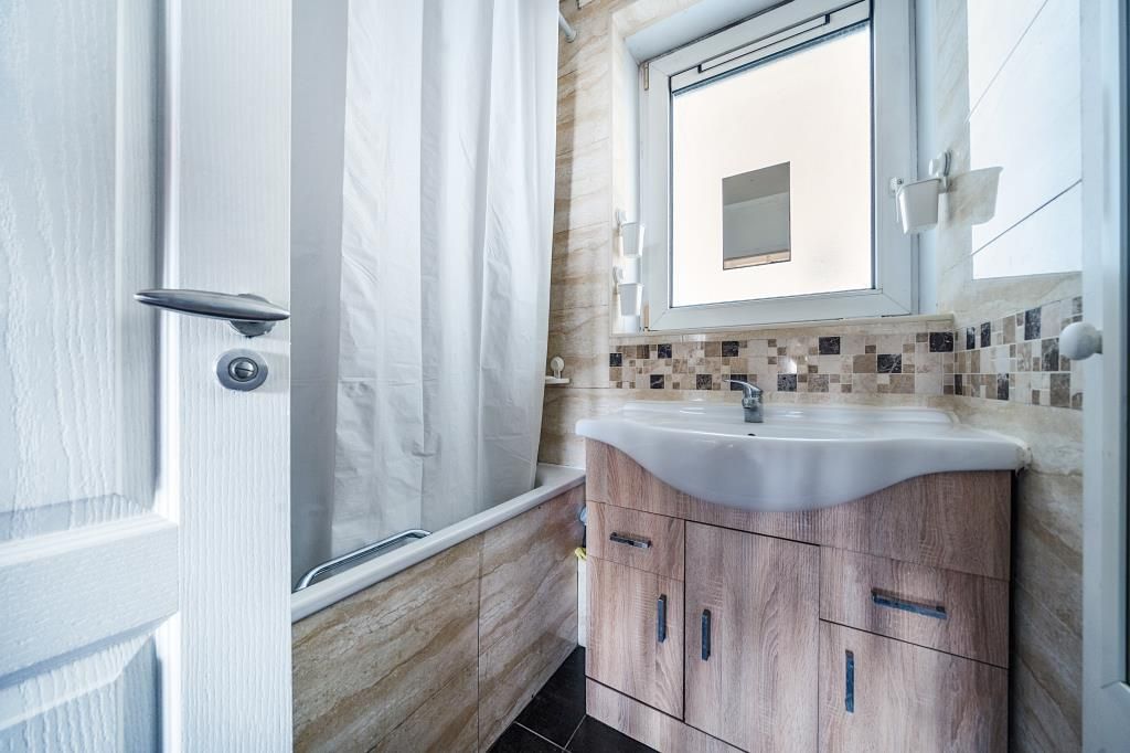 Property photo 3 of 21 Bathroom