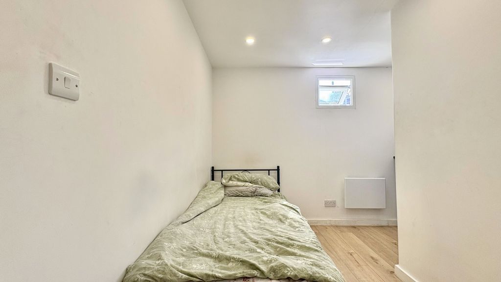 Property photo 1 of 7 Bright Modern Bedroom With Stylish Wood Flooring...