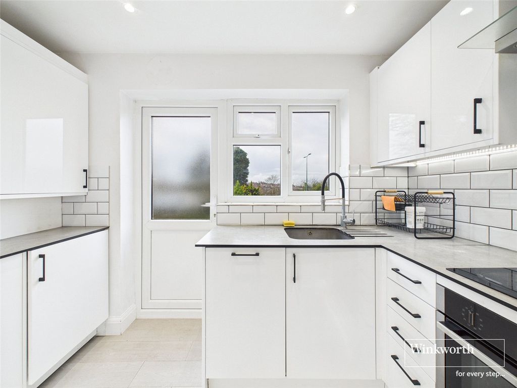 Property photo 2 of 7 Kitchen