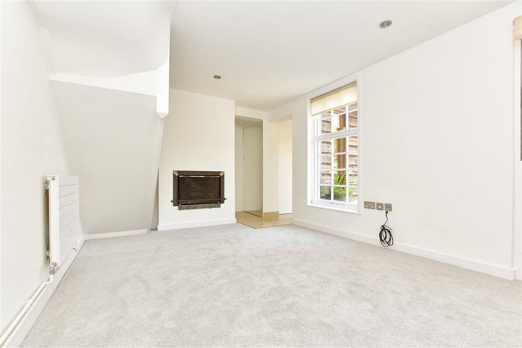 Property photo 3 of 14 Lounge