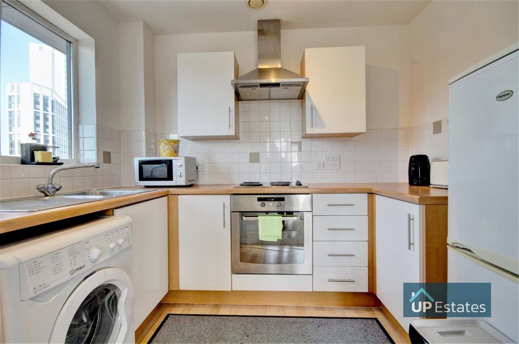 Property photo 3 of 11 Kitchen