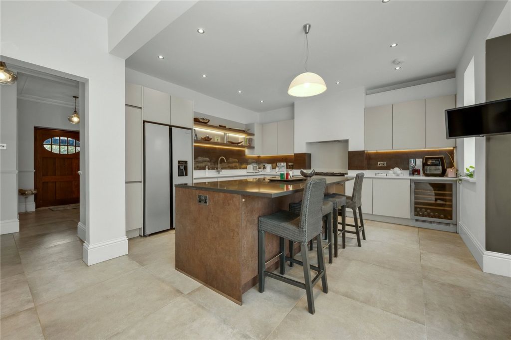 Property photo 2 of 22 Kitchen Island