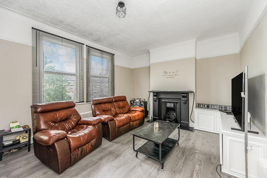 Property photo 1 of 20 2, 24 Fraser Road-8.Jpg