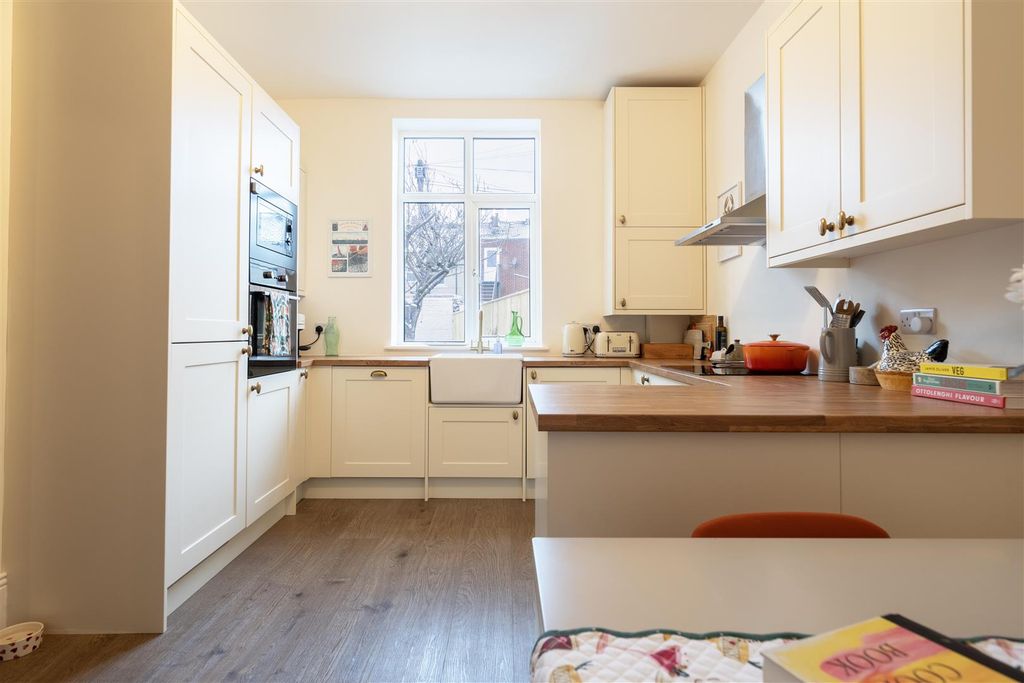 Property photo 3 of 12 Kitchen