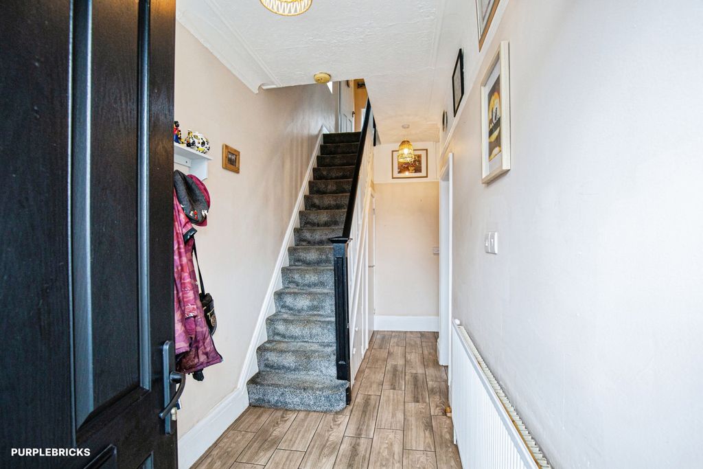 Property photo 3 of 25 Entrance Hallway