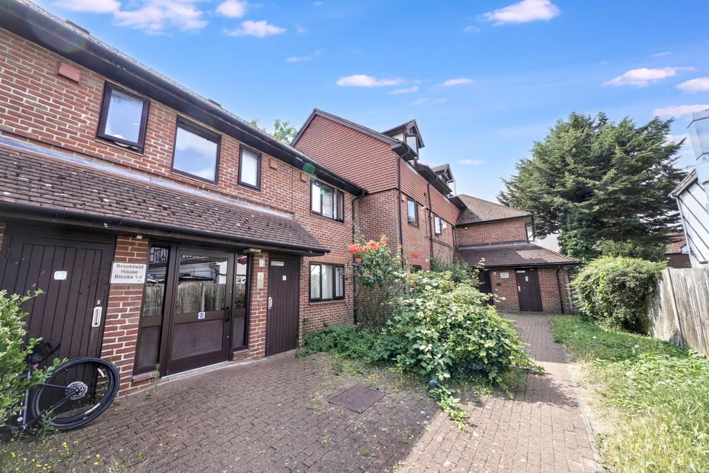 Property photo 1 of 15 Flat 5, Brookfield House, Penn Road, Datchet, Sl3 9Rb