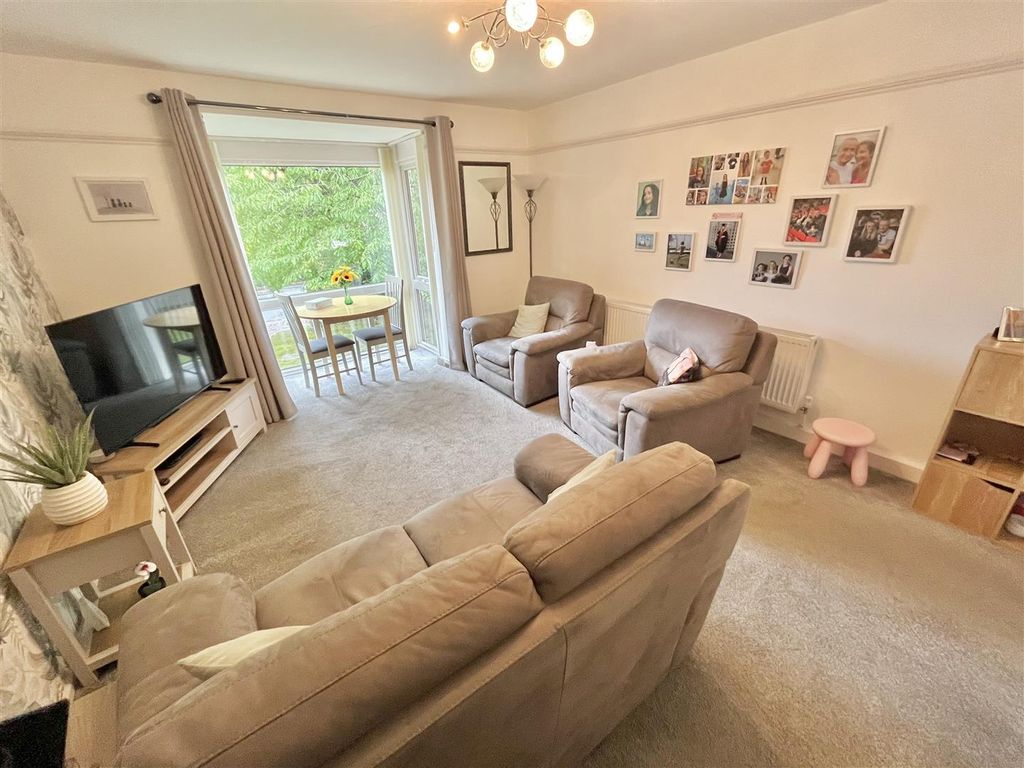 Property photo 3 of 21 Lounge