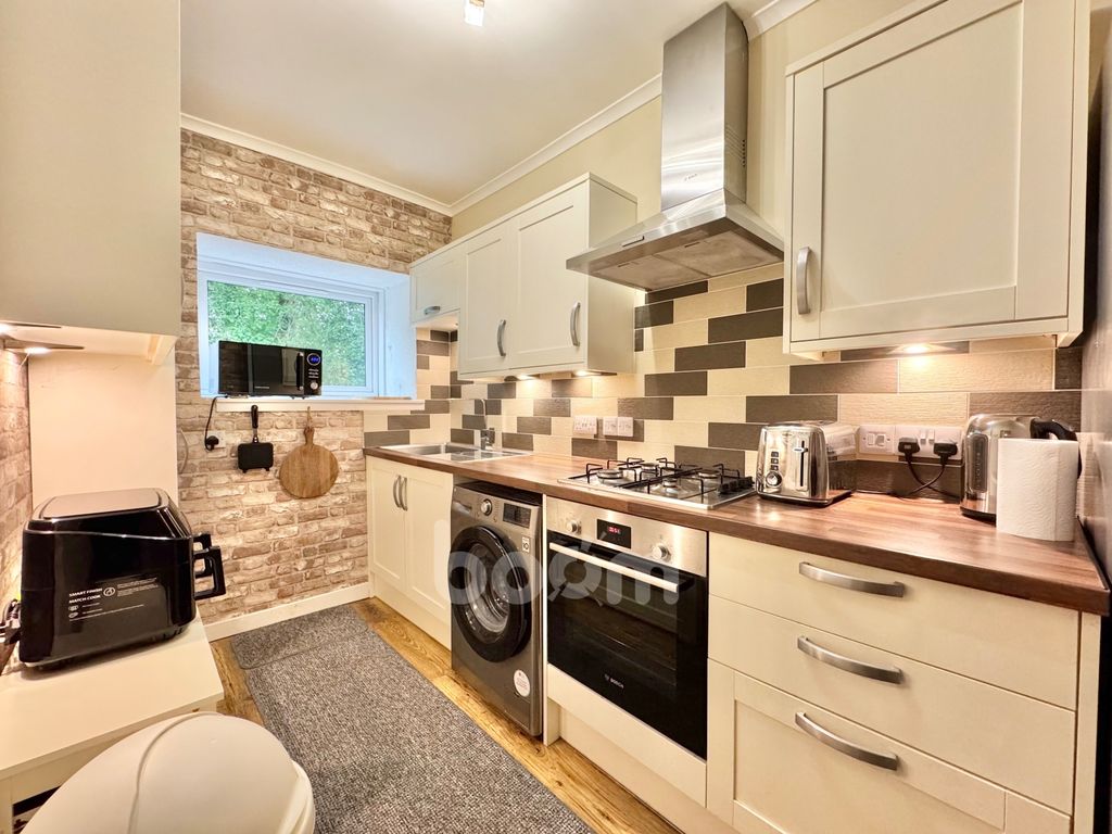 Property photo 2 of 21 Head Street, Beith Kitchen