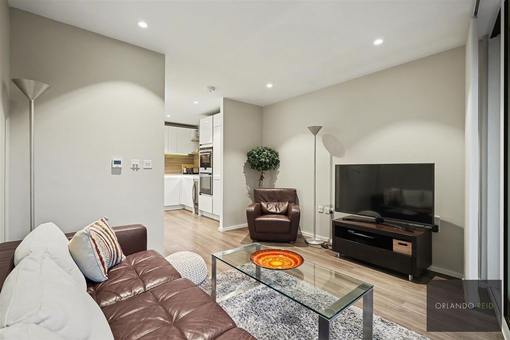 Property photo 1 of 13 Flat 69, 10 Aurora Apartments Sw18 4Fw-11.Jpg