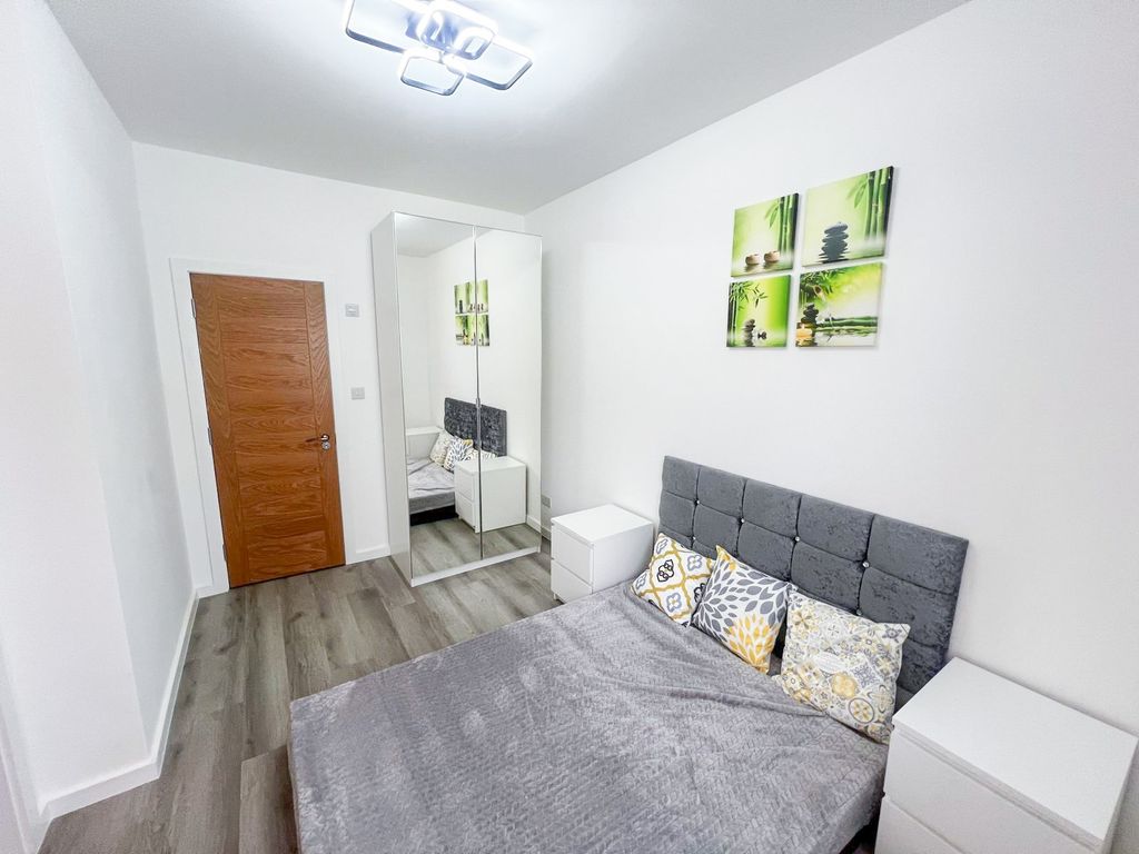 Property photo 3 of 5 Bright And Tidy Double Bedroom Featuring A Comfort...
