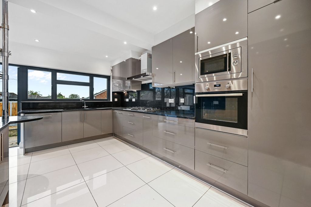 Property photo 1 of 17 Whitchurch Lane Ha8