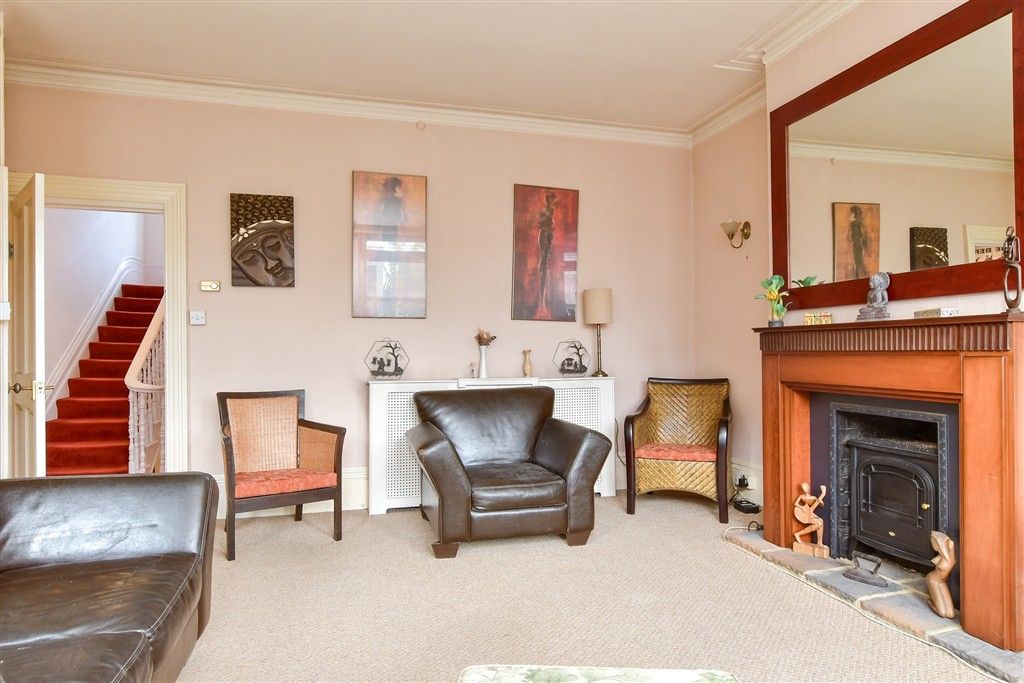 Property photo 3 of 11 Lounge