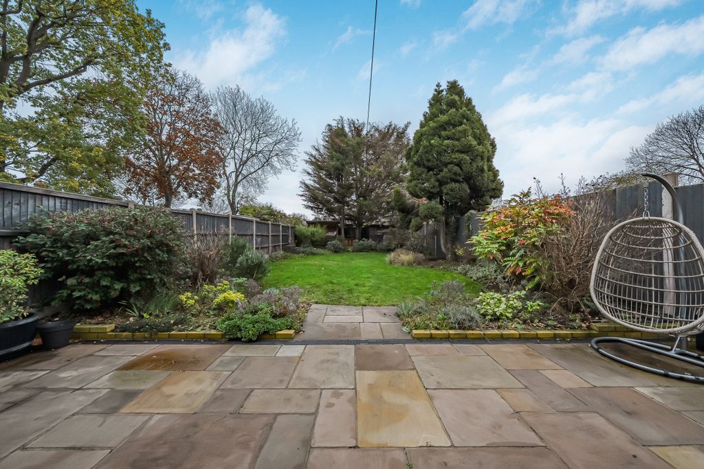 Property photo 3 of 32 Garden (2)