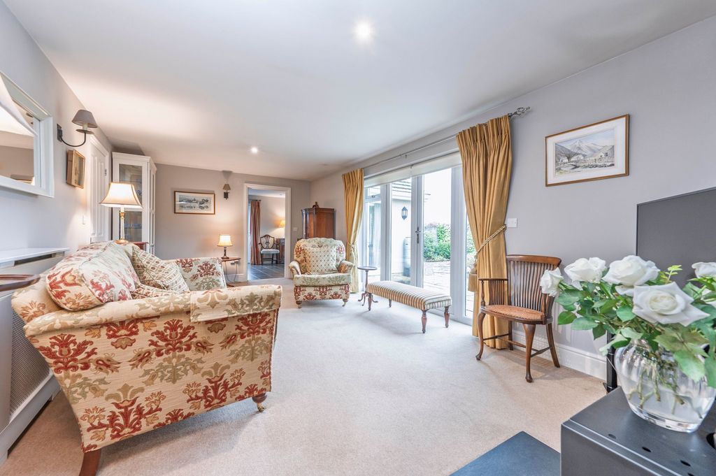 Property photo 3 of 21 Living Room