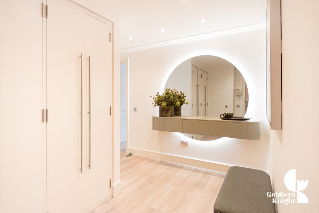 Property photo 3 of 17 Hallway