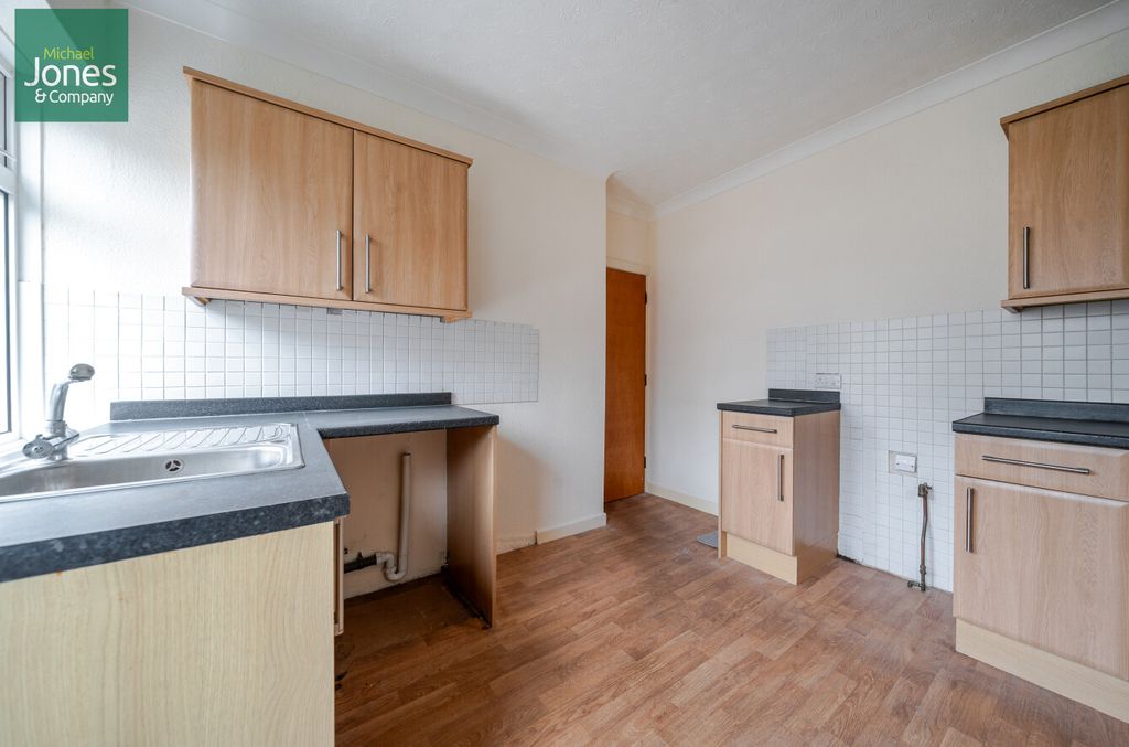 Property photo 2 of 8 Kitchen