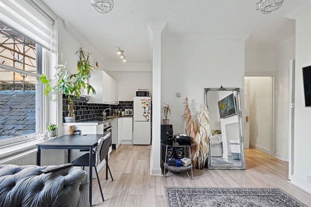 Property photo 2 of 30