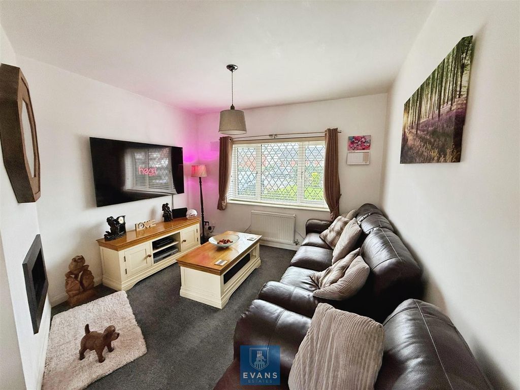 Property photo 3 of 18 Living Room