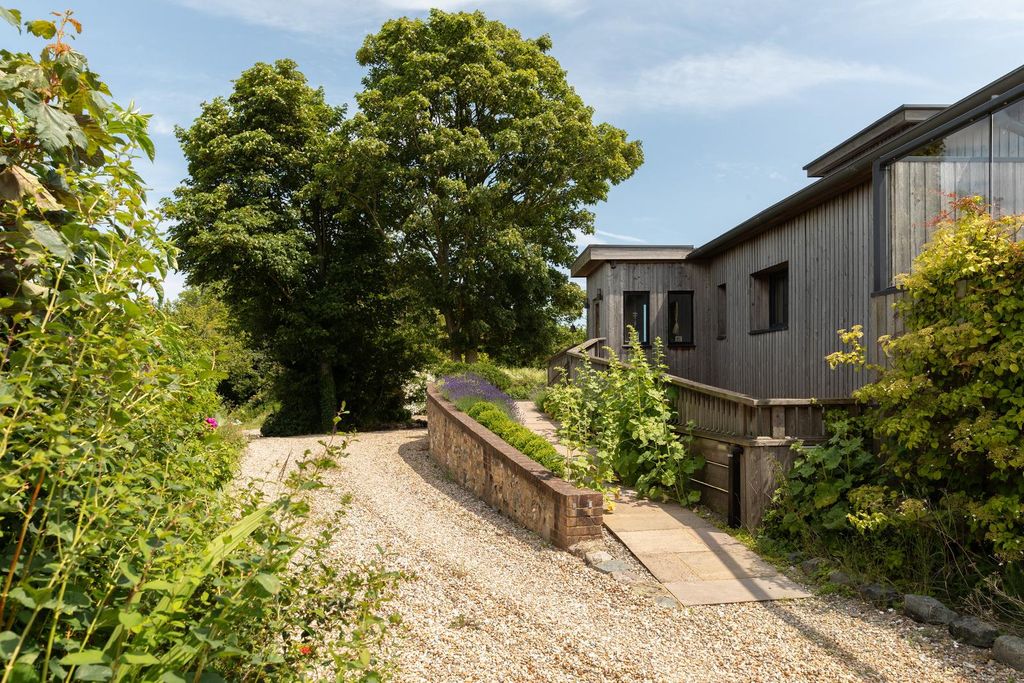 Property photo 3 of 43