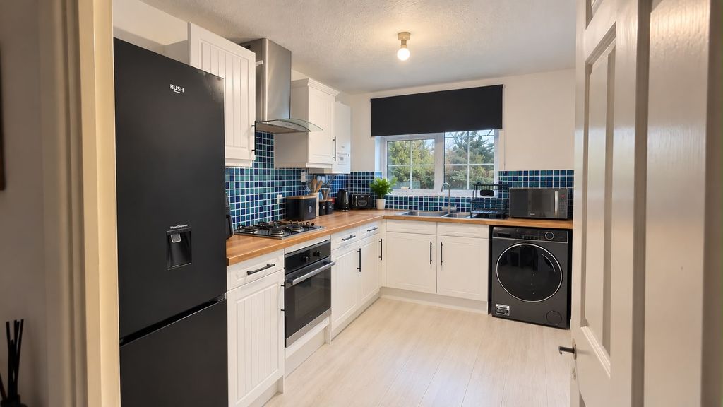 Property photo 3 of 8 Kitchen