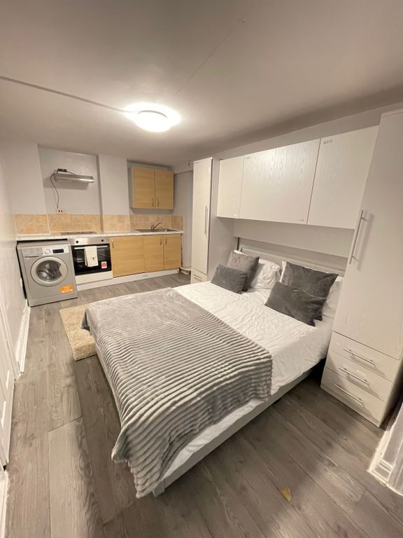 Property photo 1 of 6 Newly Refurbished Studio Flat Walthmastow E17.