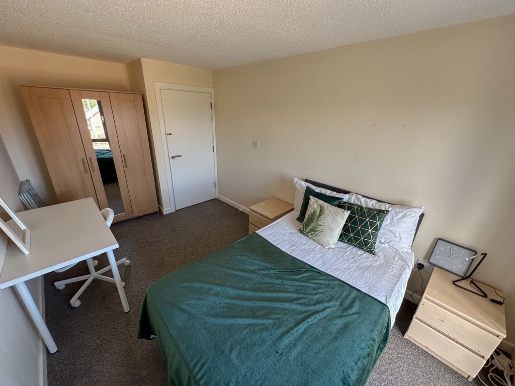 Property photo 1 of 5 10, 272 Upper Parliament3