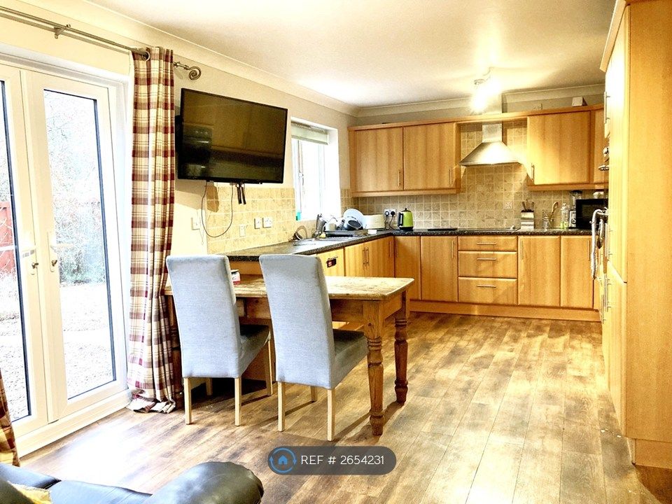 Property photo 3 of 18 Spacious Kitchen Diner