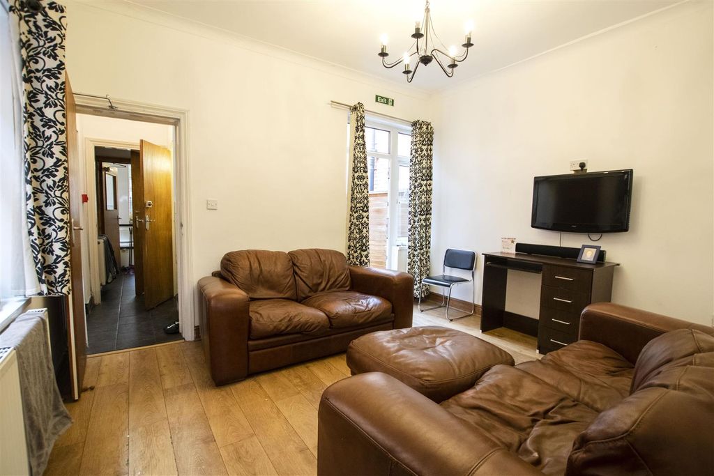 Property photo 1 of 18 Approach