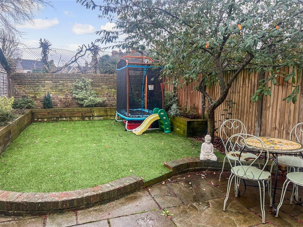 Property photo 2 of 8 Garden