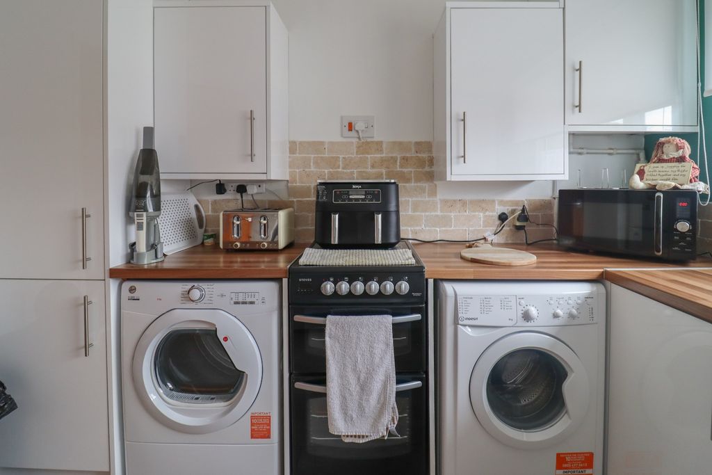 Property photo 3 of 17 4376936