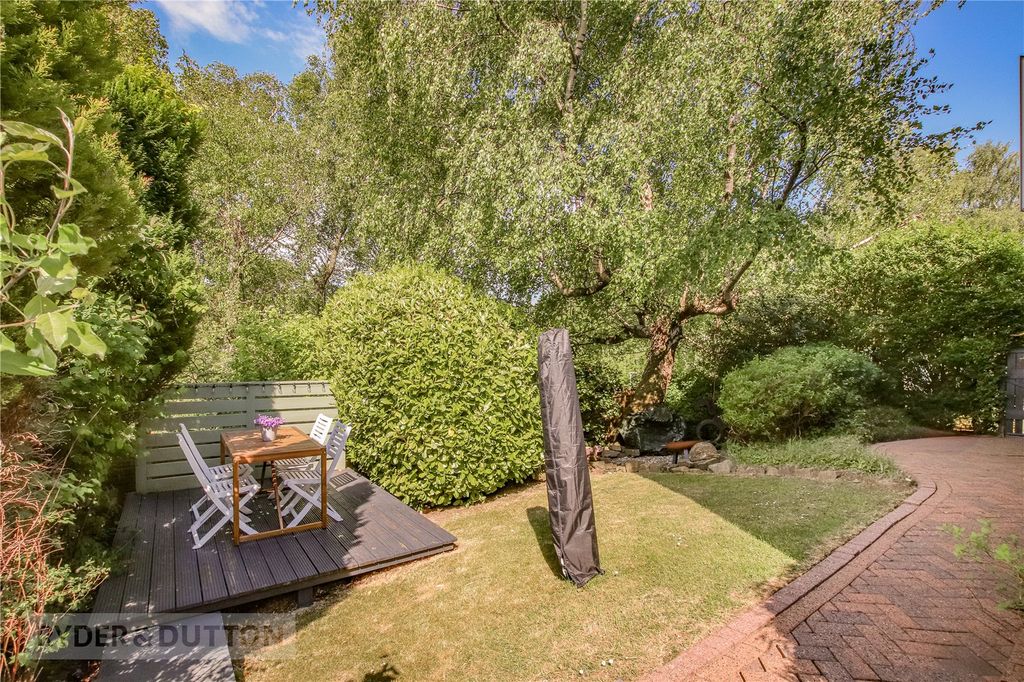 Property photo 3 of 33 Side Garden