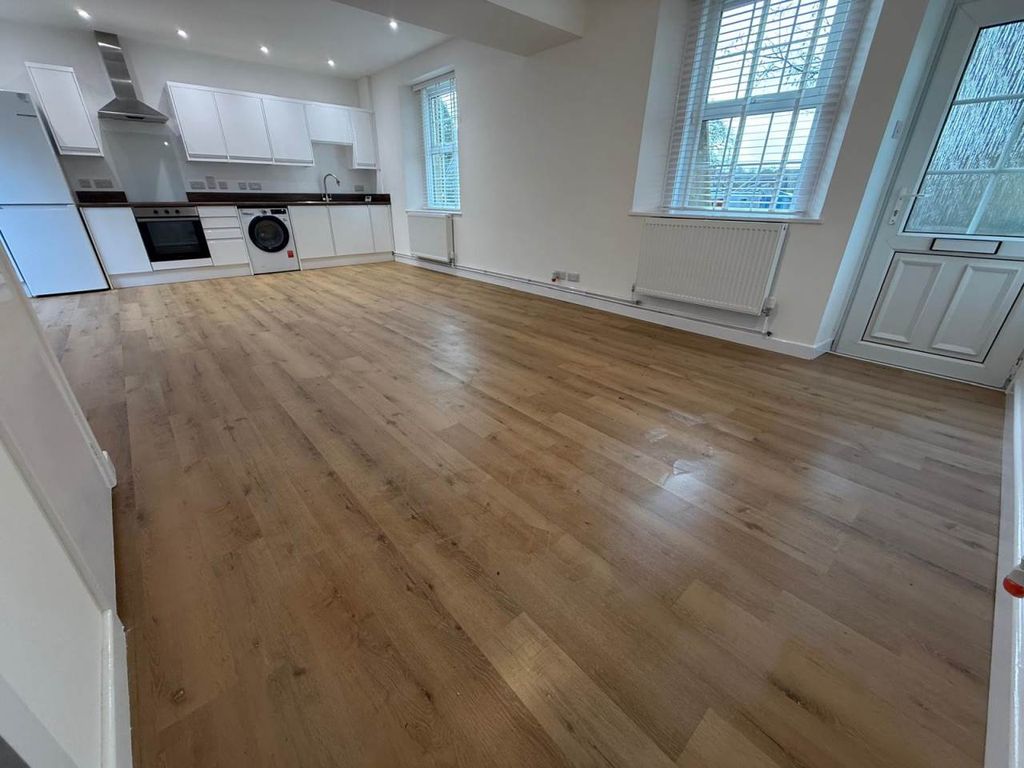 Property photo 3 of 14 Kitchen/Lounge