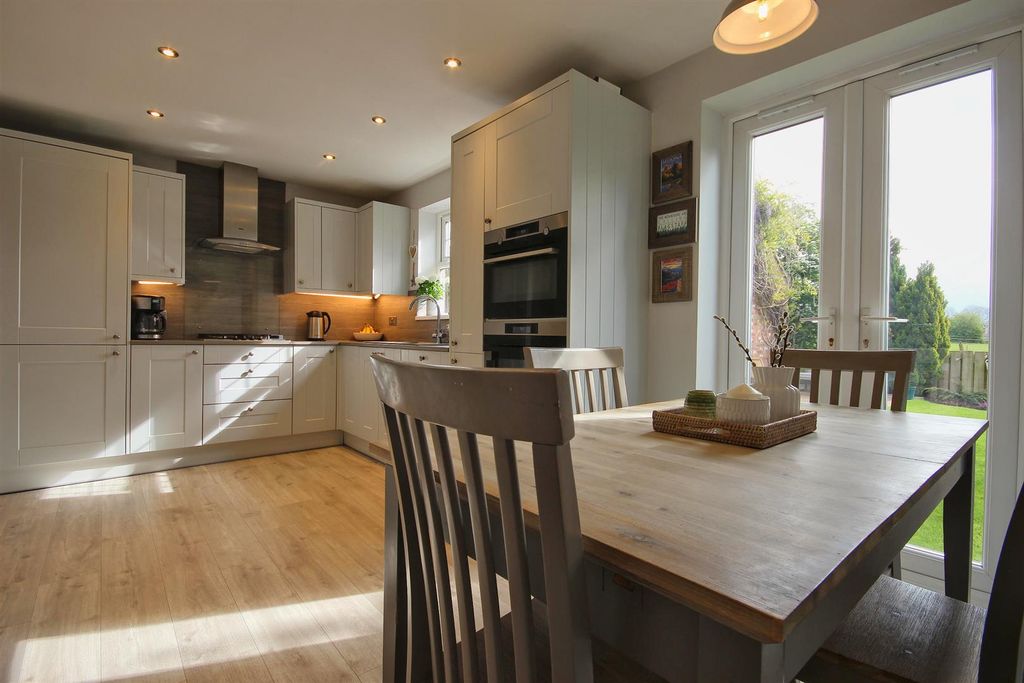 Property photo 3 of 24 Dining Kitchen