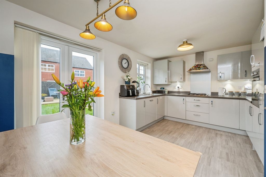 Property photo 2 of 28