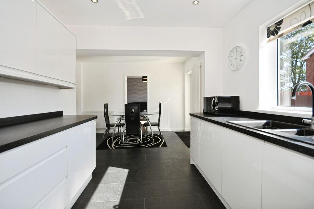 Property photo 3 of 21 Kitchen 02.Jpg