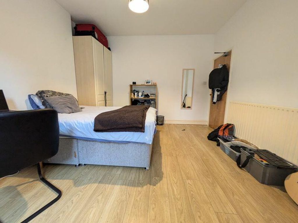 Property photo 1 of 11 A Spacious And Inviting Double Bedroom With Natura...