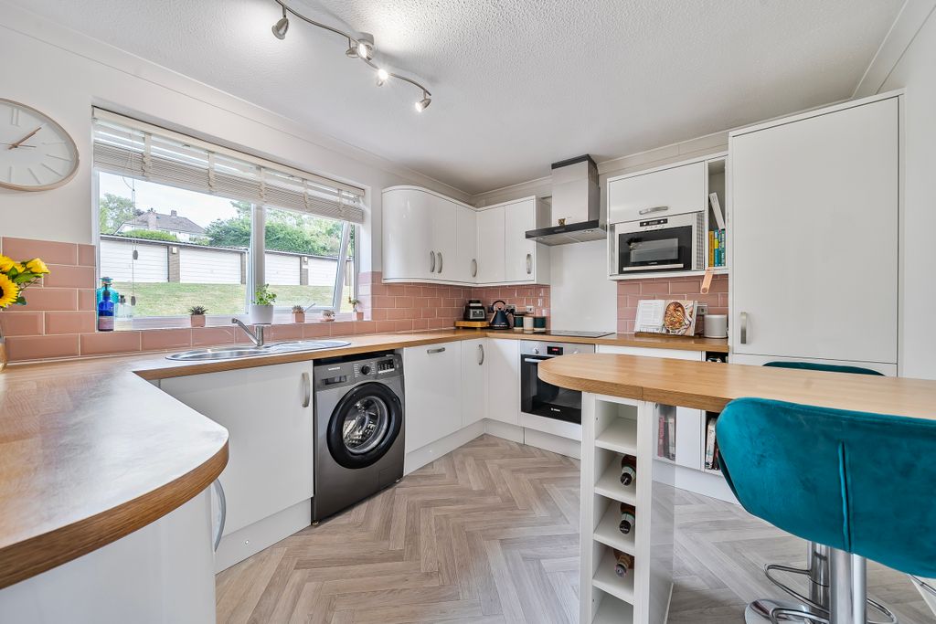 Property photo 3 of 17 Kitchen
