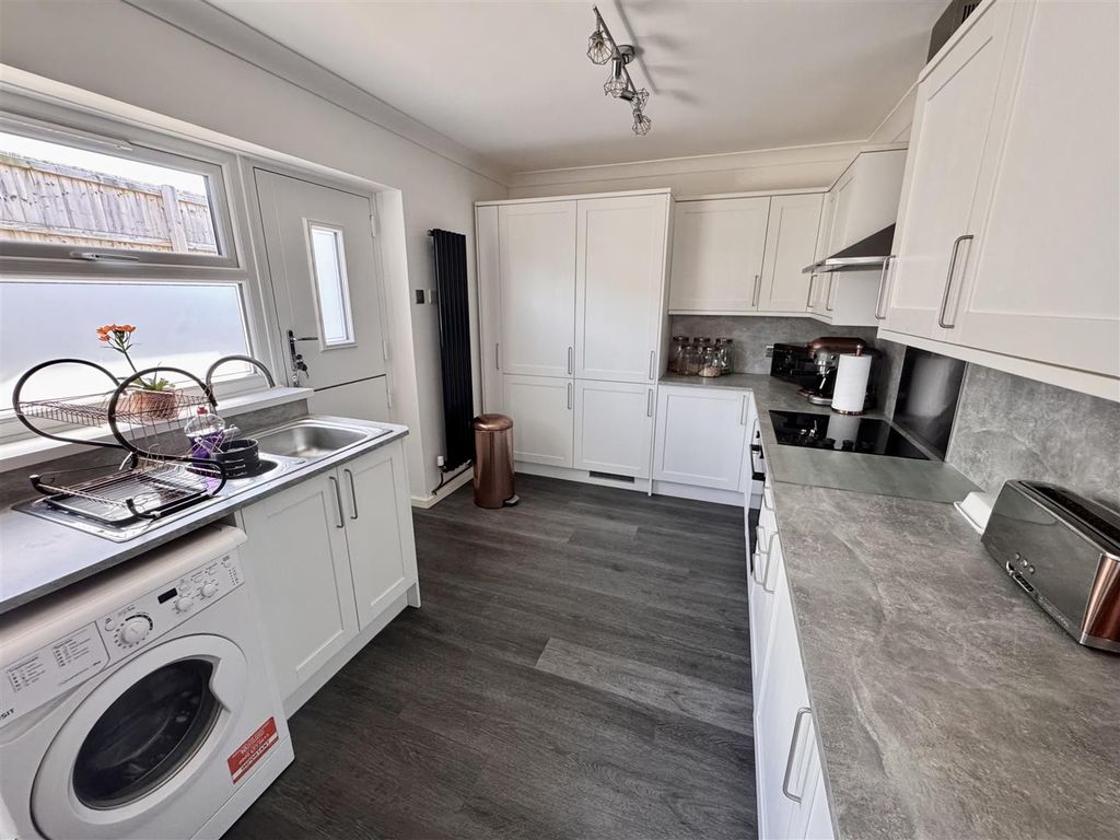 Property photo 3 of 12 Kitchen