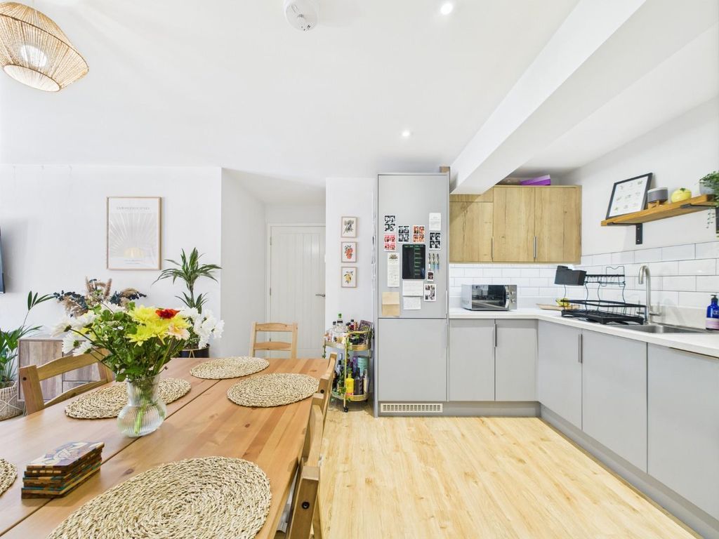 Property photo 2 of 19 Cam01530G0-Pr0282-Still034.Jpg