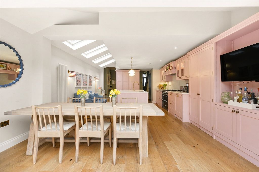 Property photo 3 of 11 Kitchen/Dining