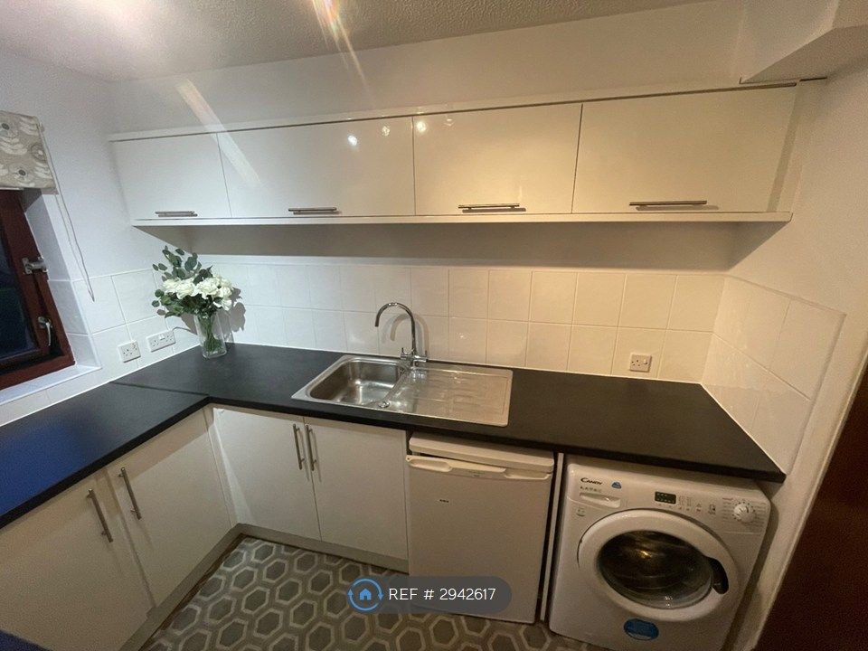 Property photo 3 of 12 Kitchen