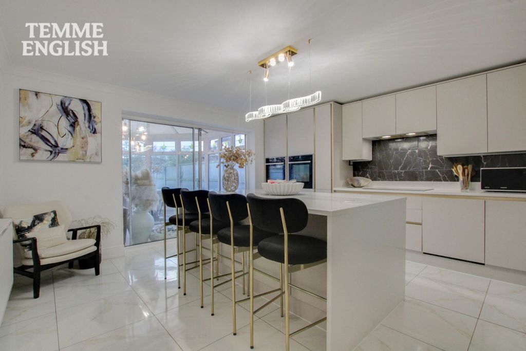 Property photo 2 of 52