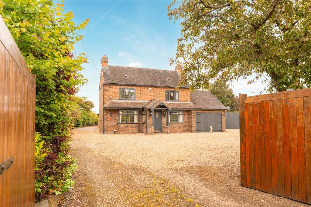 Property photo 2 of 41 Willow Cottage - Creative House Studio 00083.Jpg