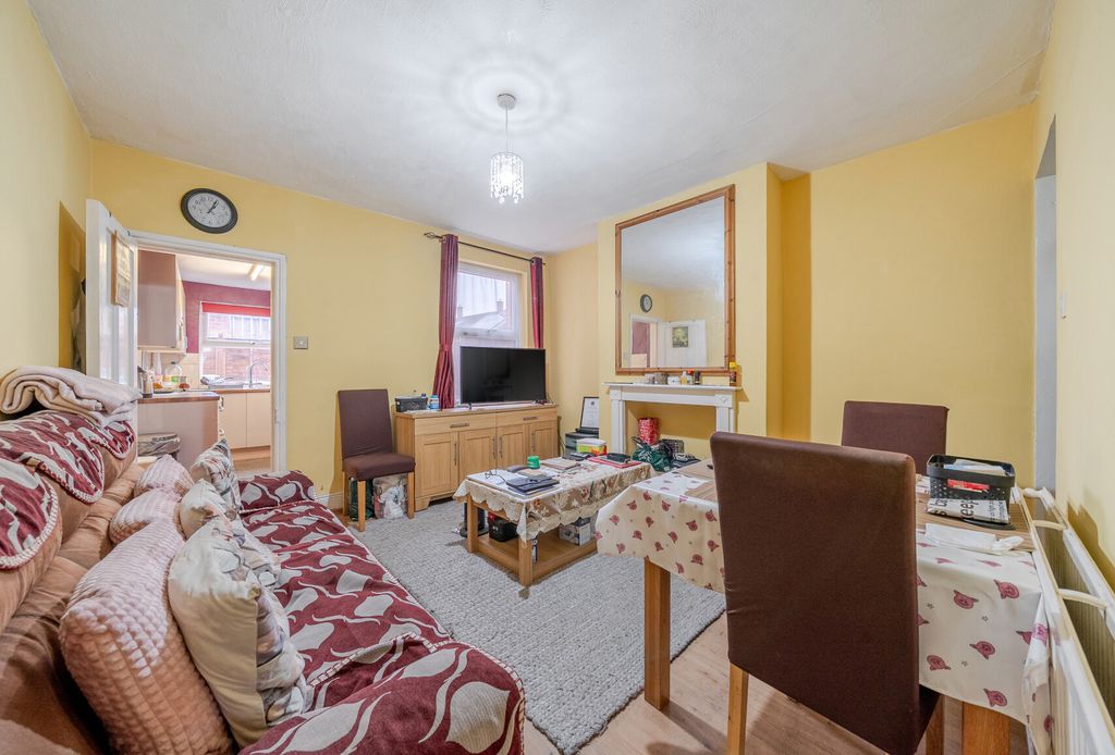 Property photo 2 of 11 1395188-8-695Fb04...