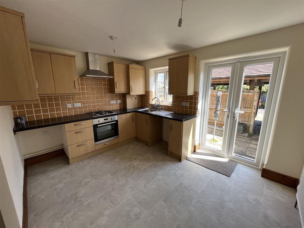Property photo 2 of 10 Kitchen