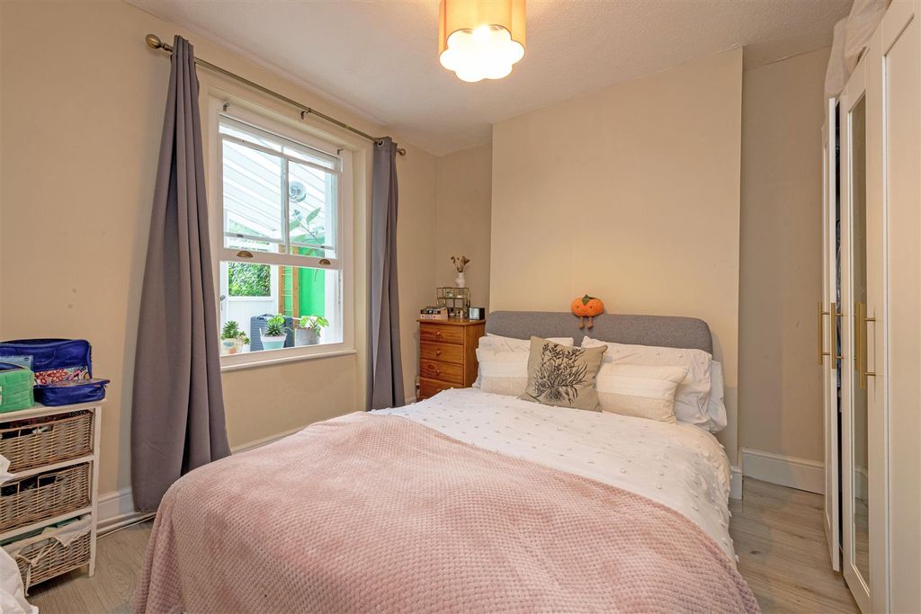 Property photo 2 of 7 16A Haldon Rd Bed.Jpg